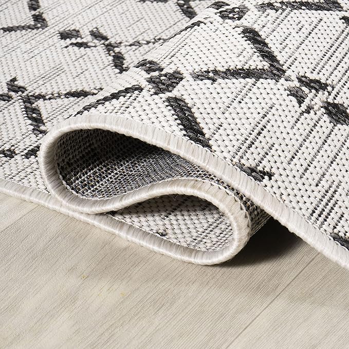 JONATHAN Y Moroccan Geometric Indoor Outdoor Area Rug 4X6 Cream/Black, Ourika Textured Weave for Backyard, Patio, Porch, Easy-Cleaning, High Traffic, Pet-Friendly, Non-Shedding (SMB108I-4)