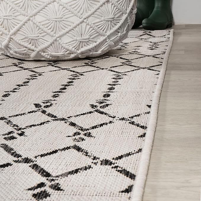JONATHAN Y Moroccan Geometric Indoor Outdoor Area Rug 4X6 Cream/Black, Ourika Textured Weave for Backyard, Patio, Porch, Easy-Cleaning, High Traffic, Pet-Friendly, Non-Shedding (SMB108I-4)